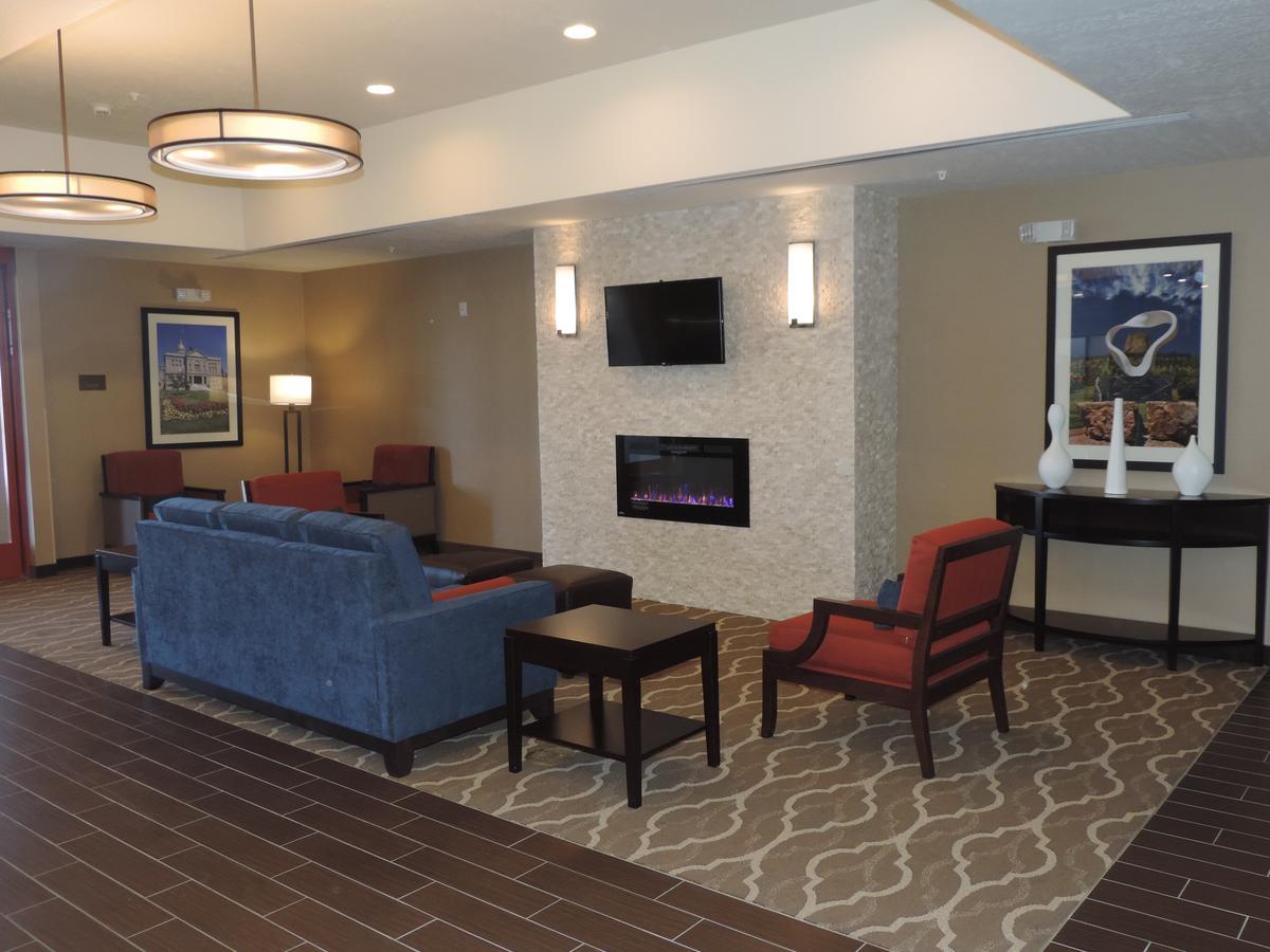 Wheatland Heartland Inn And Suites מראה חיצוני תמונה