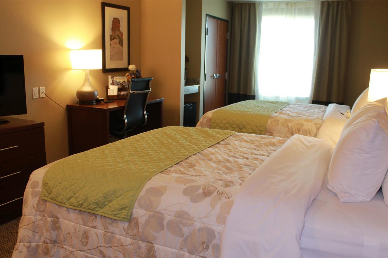 Wheatland Heartland Inn And Suites מראה חיצוני תמונה
