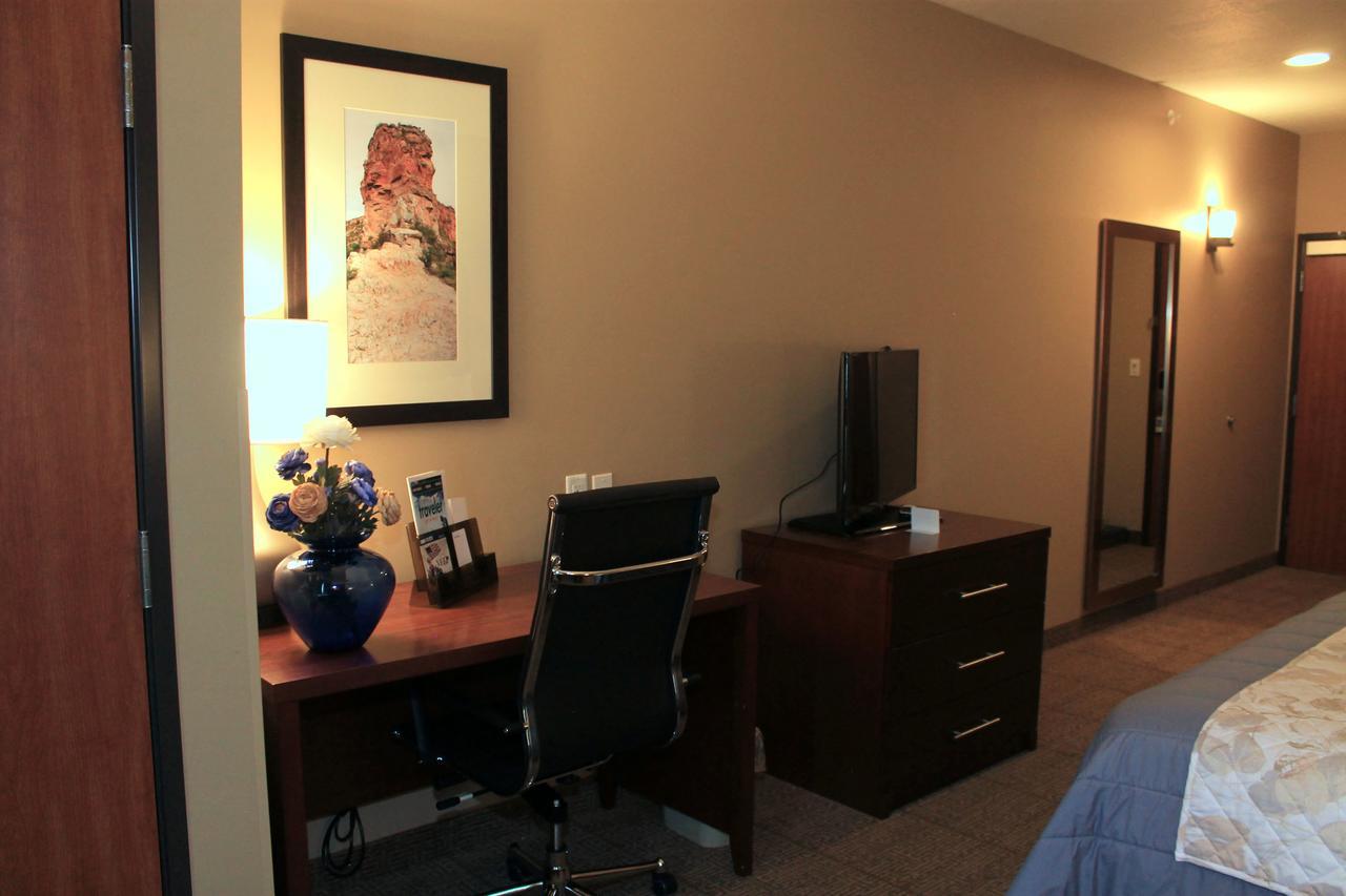 Wheatland Heartland Inn And Suites מראה חיצוני תמונה