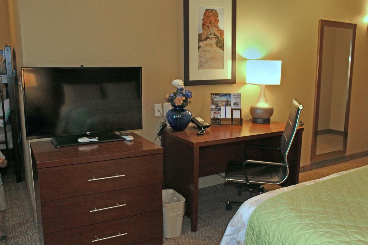Wheatland Heartland Inn And Suites מראה חיצוני תמונה