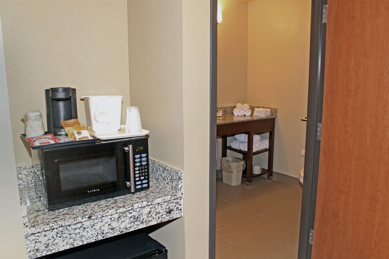 Wheatland Heartland Inn And Suites מראה חיצוני תמונה