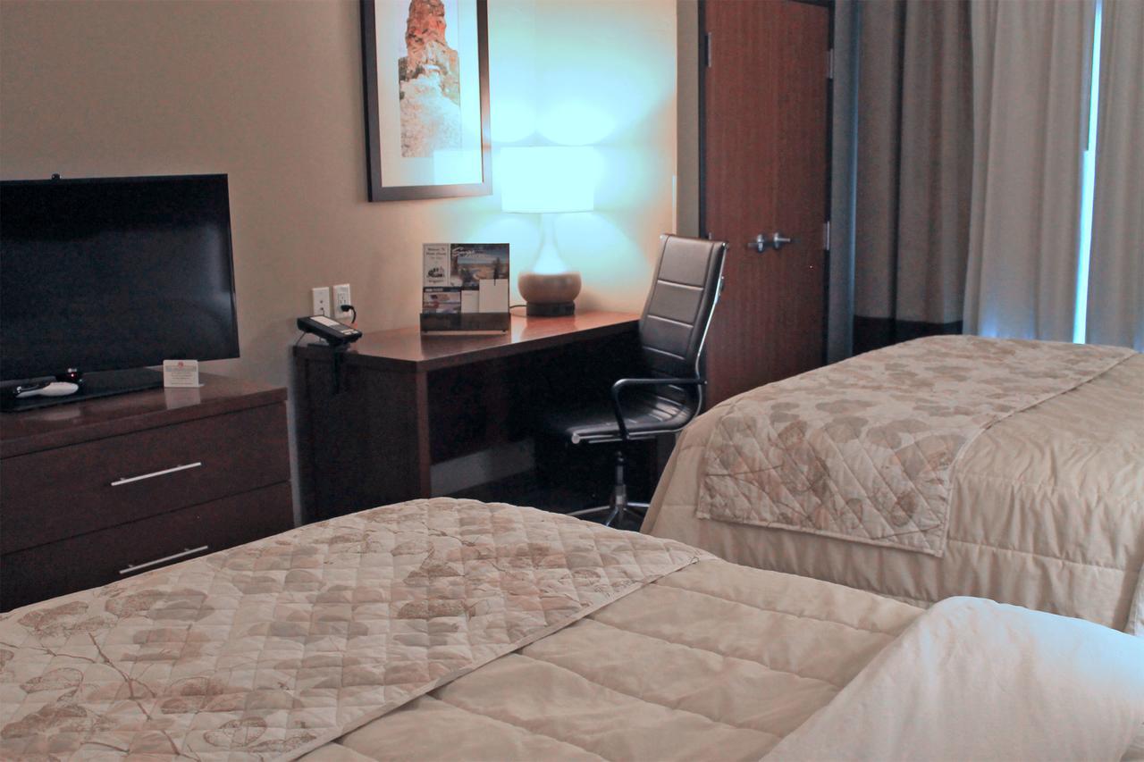 Wheatland Heartland Inn And Suites מראה חיצוני תמונה