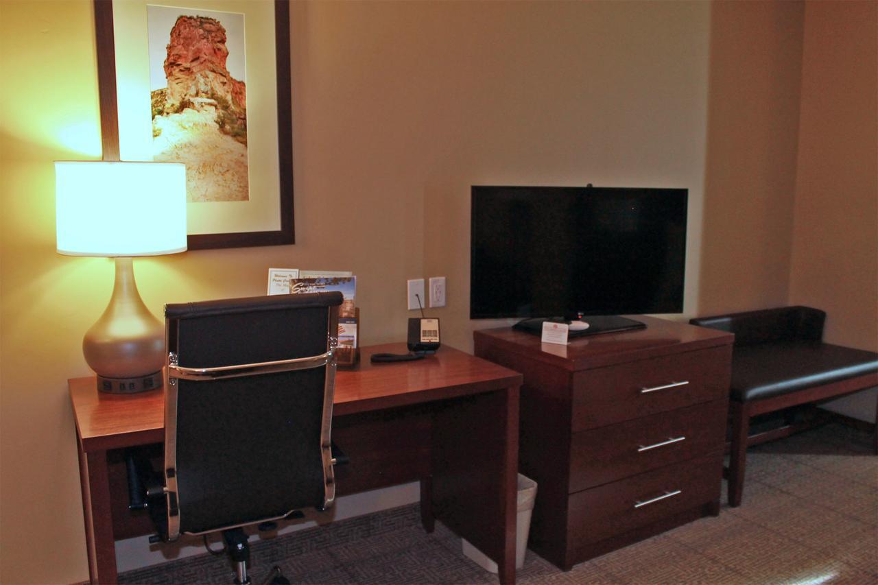 Wheatland Heartland Inn And Suites מראה חיצוני תמונה