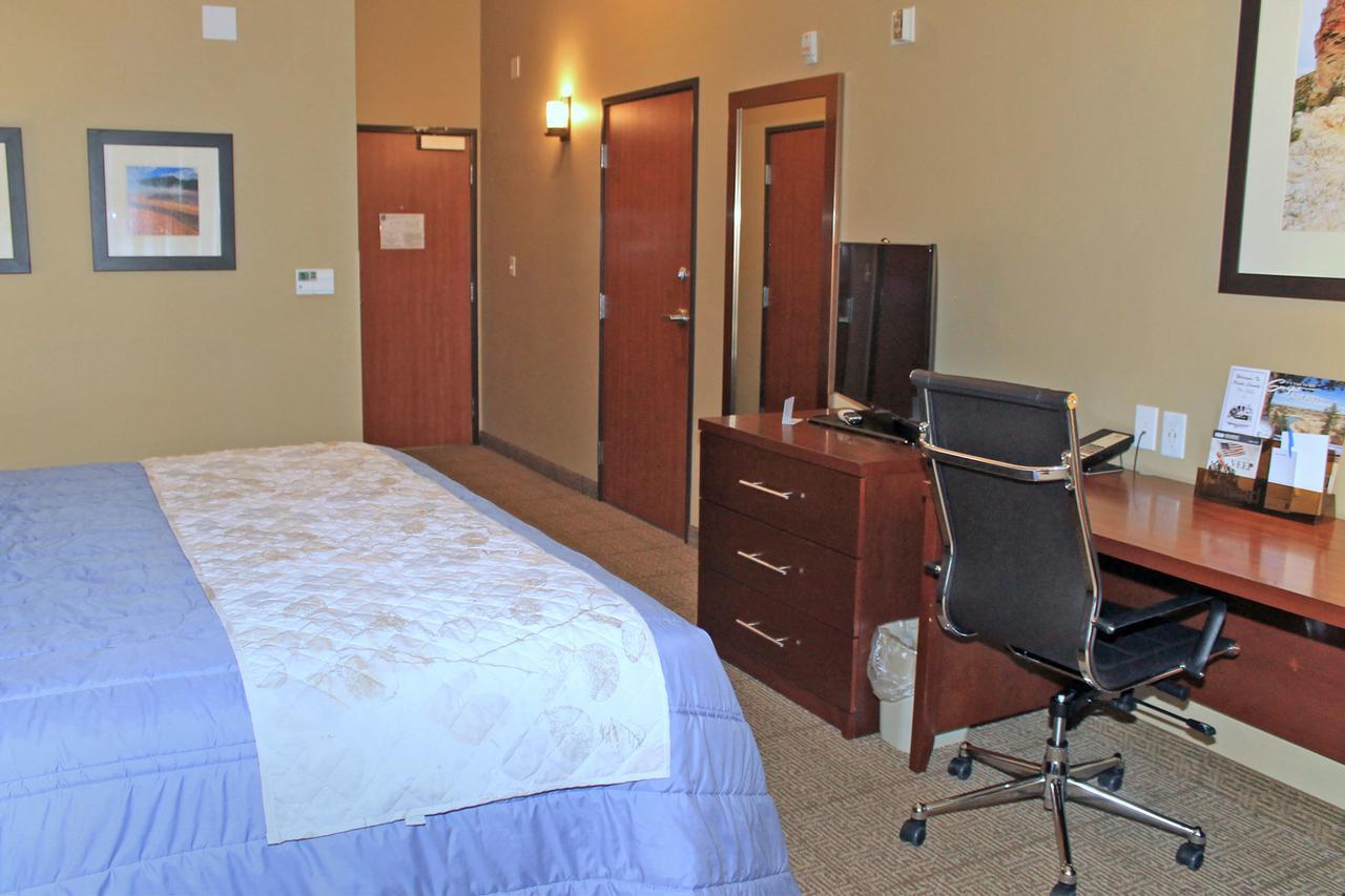 Wheatland Heartland Inn And Suites מראה חיצוני תמונה