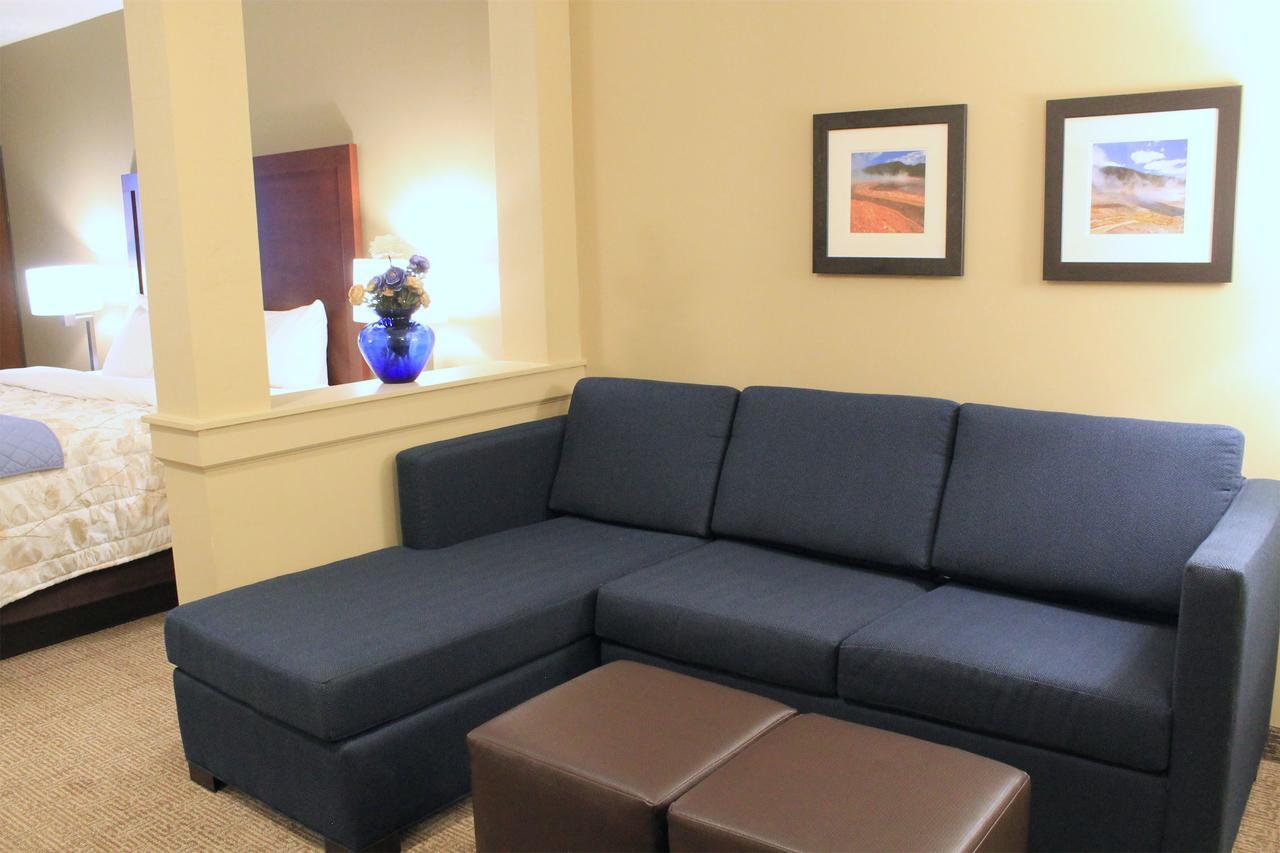 Wheatland Heartland Inn And Suites מראה חיצוני תמונה