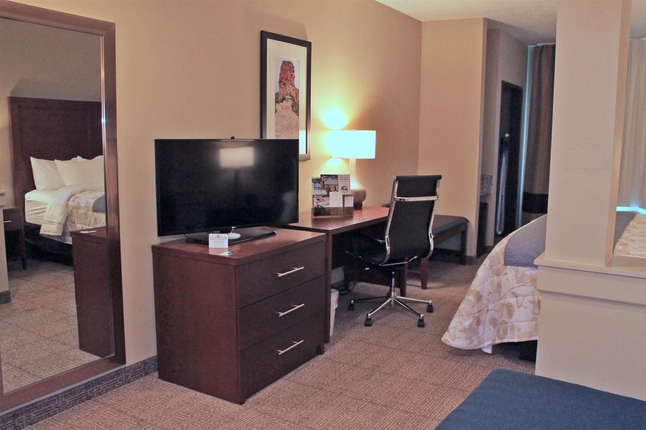 Wheatland Heartland Inn And Suites מראה חיצוני תמונה