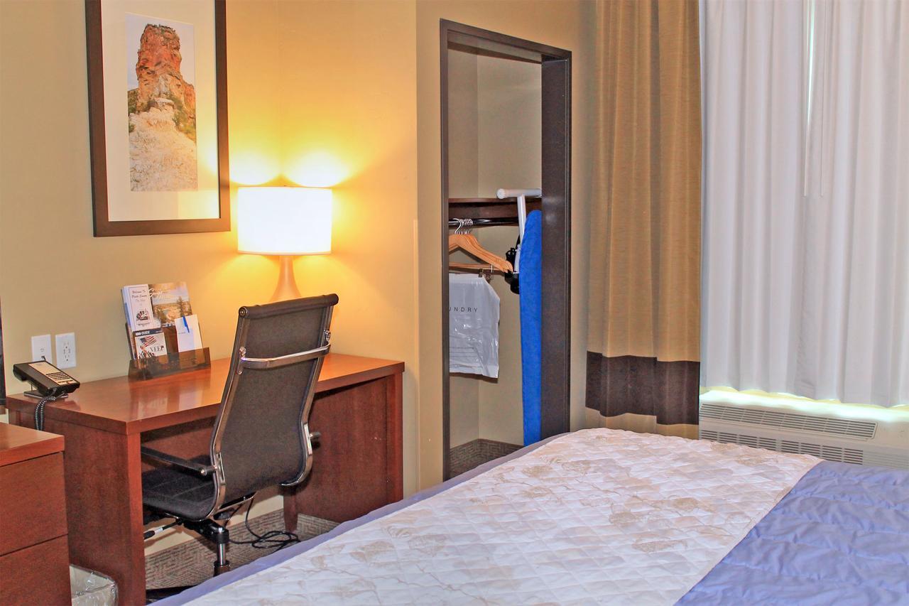 Wheatland Heartland Inn And Suites מראה חיצוני תמונה