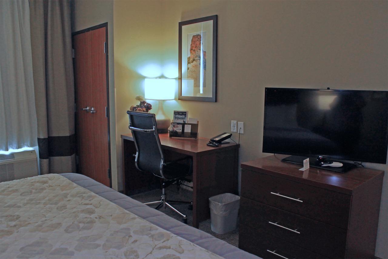 Wheatland Heartland Inn And Suites מראה חיצוני תמונה