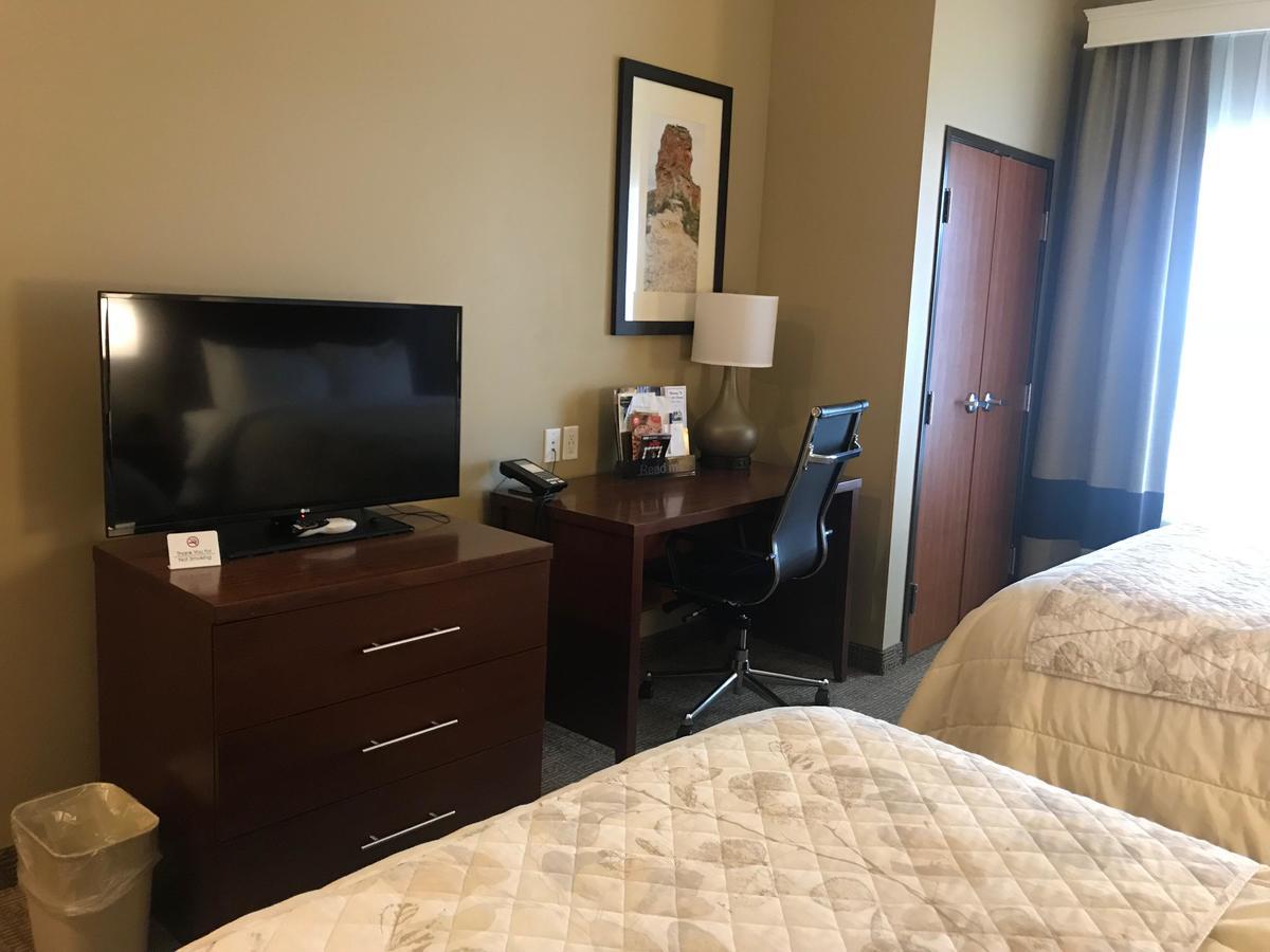 Wheatland Heartland Inn And Suites מראה חיצוני תמונה